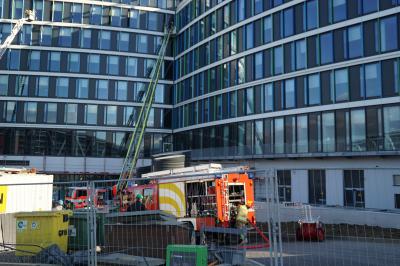 Daemmmaterial brennt in einem Neubau am Flughafen